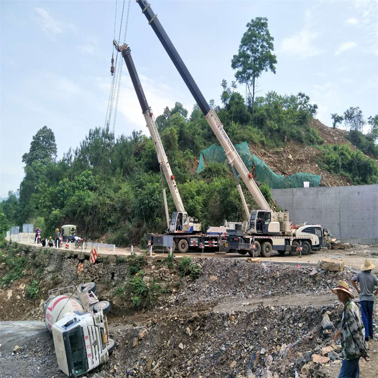 青白江汽车掉沟里叫吊车救援要多少钱